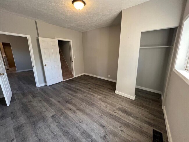 Building Photo - 3 Bedroom and 1 Bath