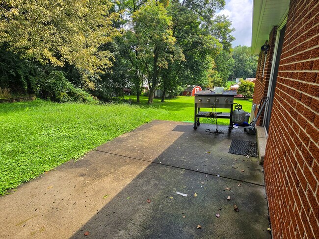 Building Photo - 408 Hazelnut Dr