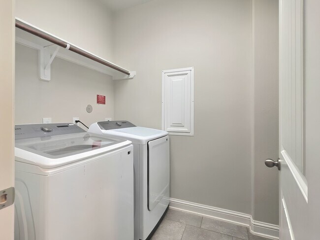 Building Photo - 8206 Oxbow Manor