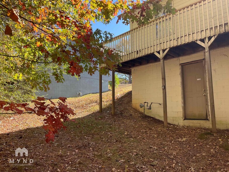 Building Photo - 712 14th Ave NW