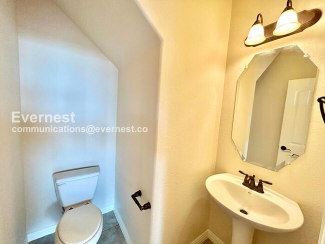 Building Photo - 3 Bed/2.5 Bath Townhome with Garage / Pet-Friendly / Vouchers Accepted / Available Now!