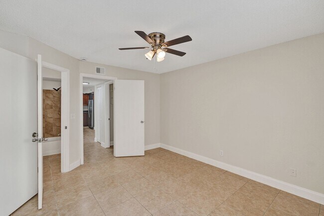 Building Photo - Remodeled 2 Bedroom / 2 Bathroom Condo with Lake View – Great Location