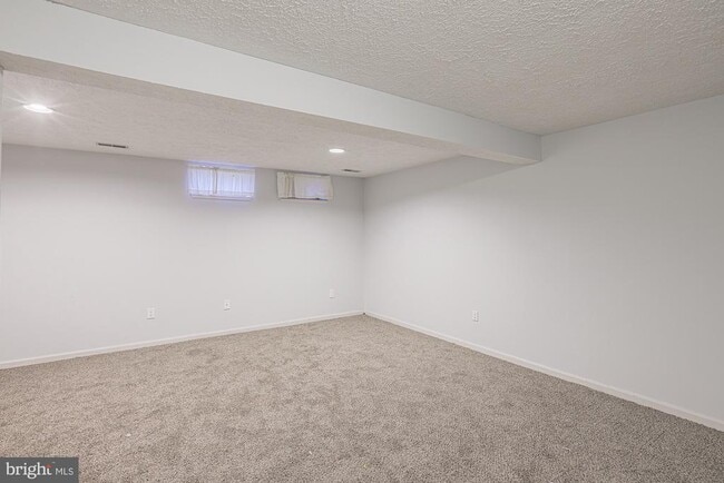 Building Photo - 13 Donn Ct