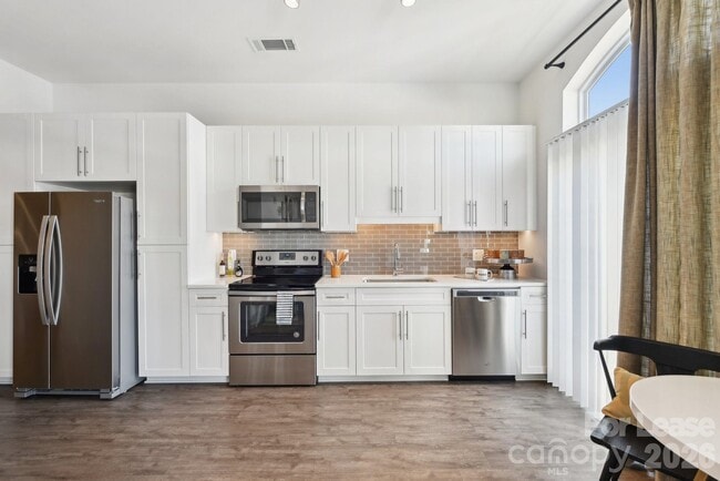 Building Photo - 905 Kenilworth Ave