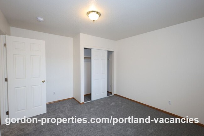 Building Photo - SE Knapp Circle - 3 bedroom duplex with attached single car garage