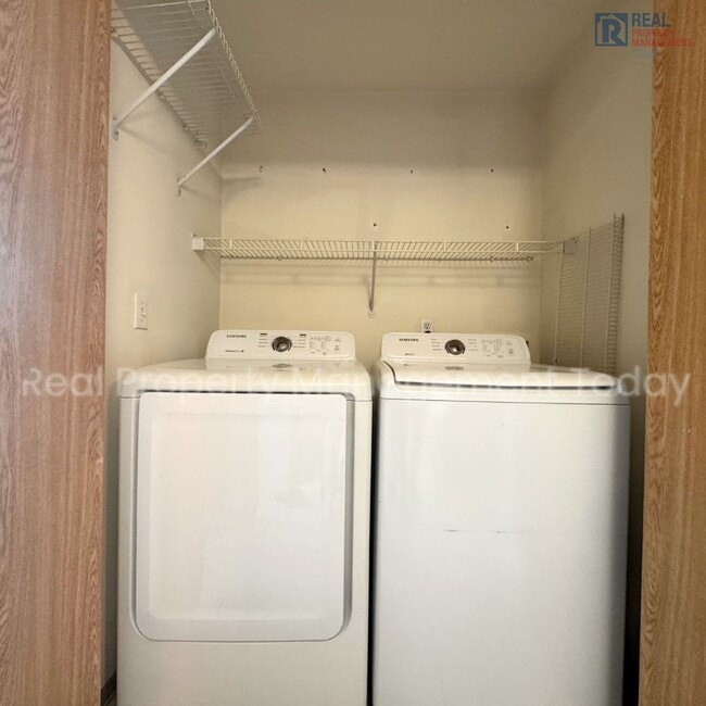 Building Photo - Great 3 bedroom home available NOW Close T...
