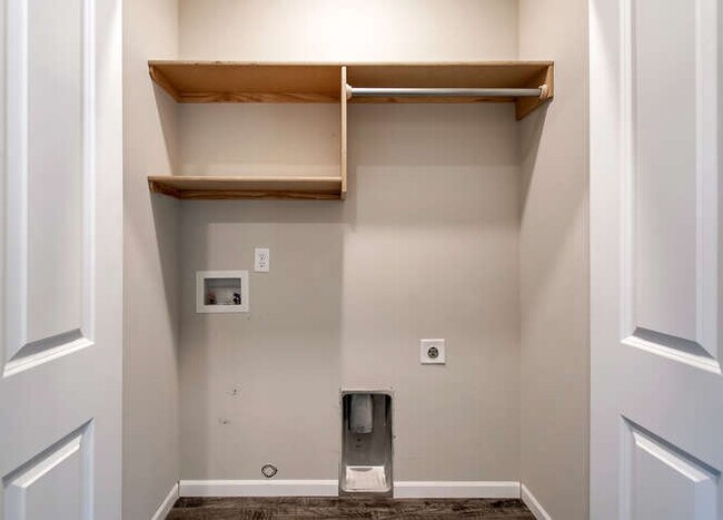 Building Photo - 1338 Azena St