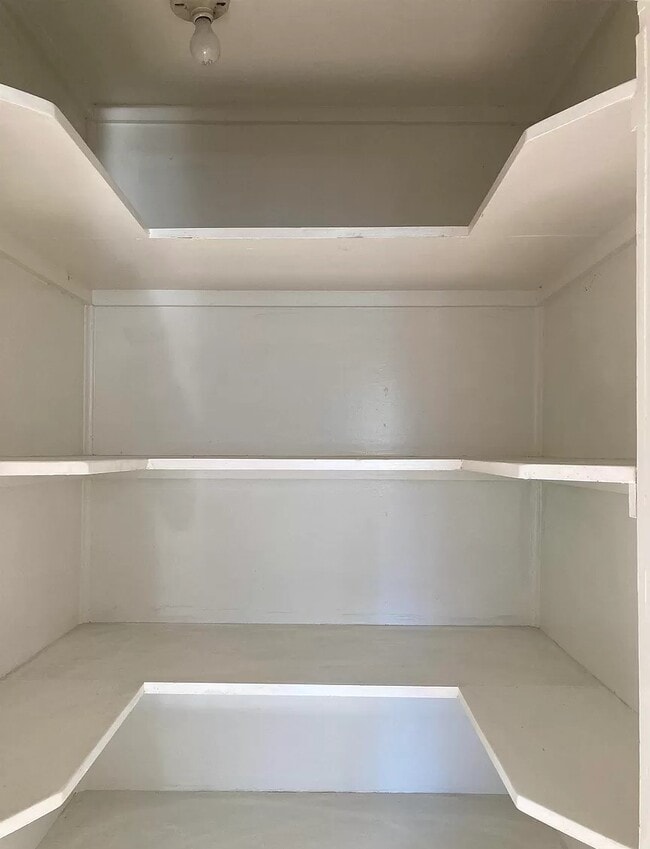 Building Photo - 504 E Bradford St