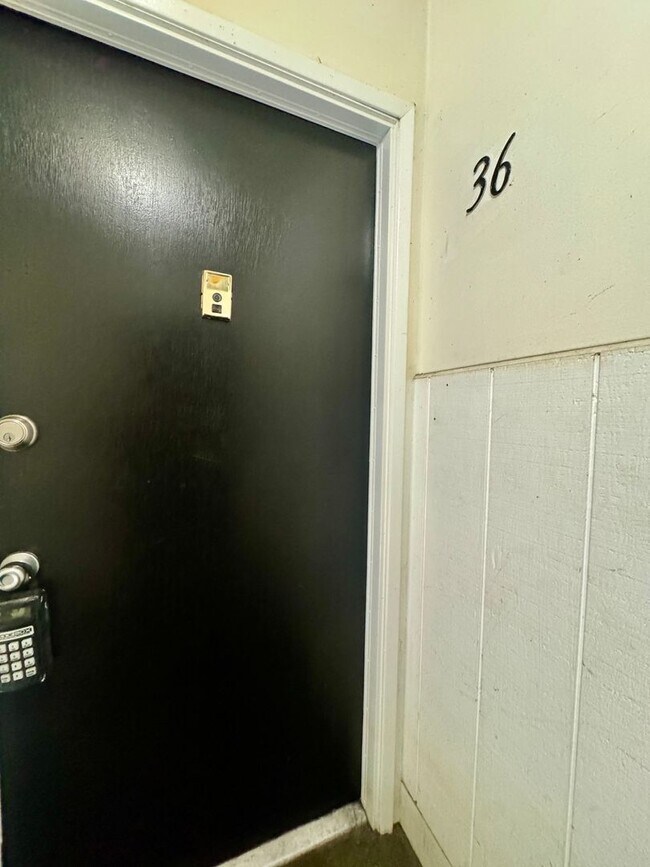 Building Photo - Freshly Updated Top Floor One Bedroom w/ Fresh Paint, New Shower Surround & Stainless Appliances~...