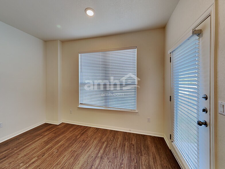 Building Photo - 453 Pebble Bend