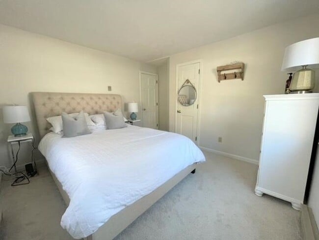 Building Photo - **WINTER RENTAL** Ready For Move In!