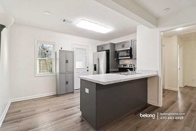 Building Photo - 839 Commodore Dr NW