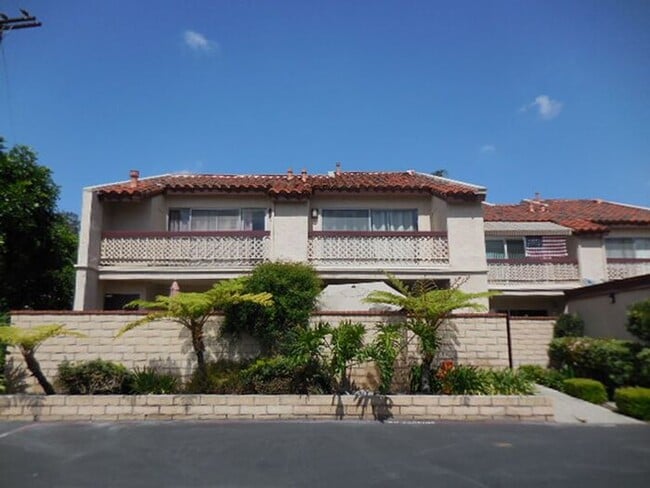 Building Photo - GREAT UPSTRS CONDO FOR LEASE!