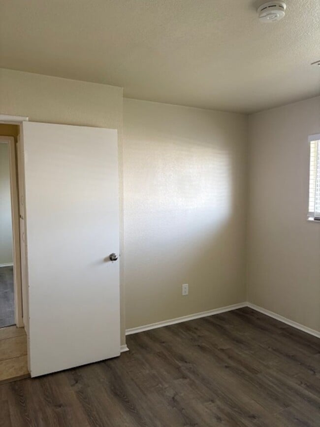 Building Photo - Single story, 3 bed 1.5 bath home.