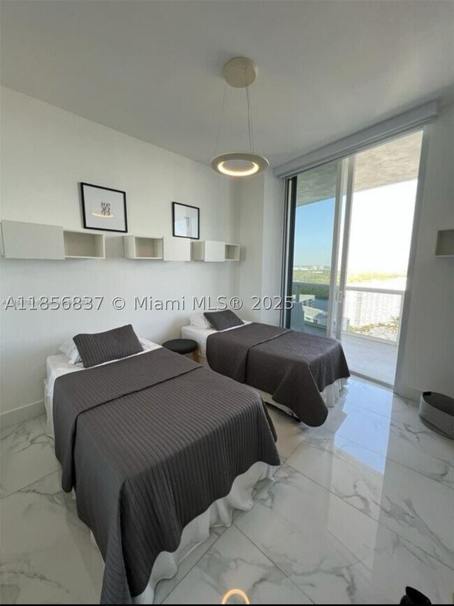 Building Photo - 15811 Collins Ave