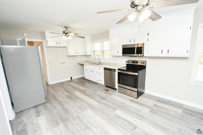 Building Photo - 461 SR 96