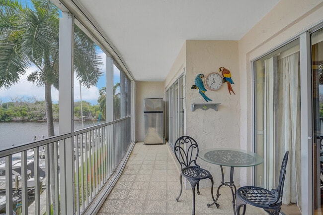 Building Photo - 1523 E Hillsboro Blvd