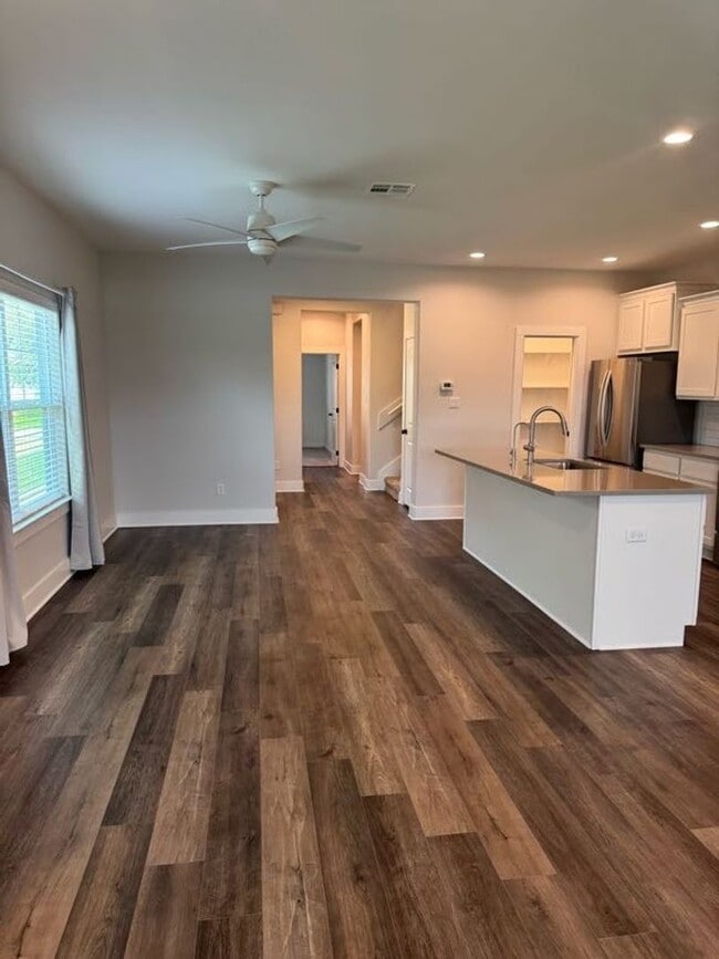 Building Photo - Immaculate Townhome Minutes from Texas A&M