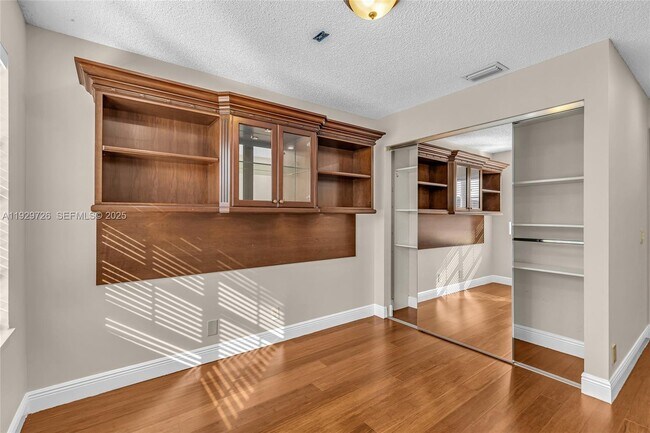 Building Photo - 949 Tanglewood Cir