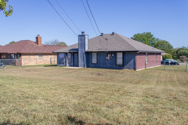 Building Photo - 2608 Coach Dr