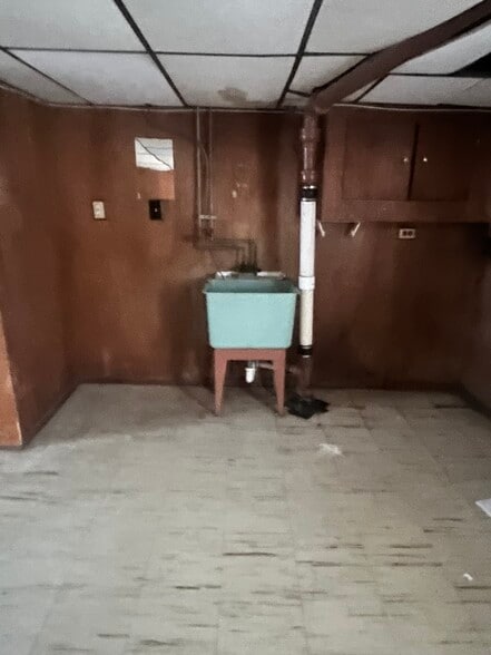 Hook up available for washer/dryer - 4203 Doris Ave