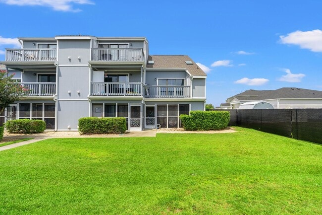Building Photo - Fully furnished condo minutes from the beach!