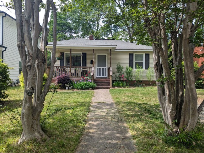 Primary Photo - Ranch Home in NODA Area of Charlotte w/ Fe...