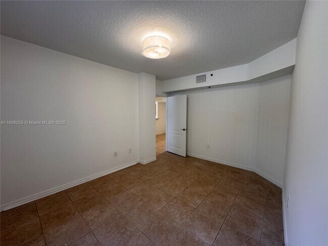 Building Photo - 9340 Fontainebleau Blvd