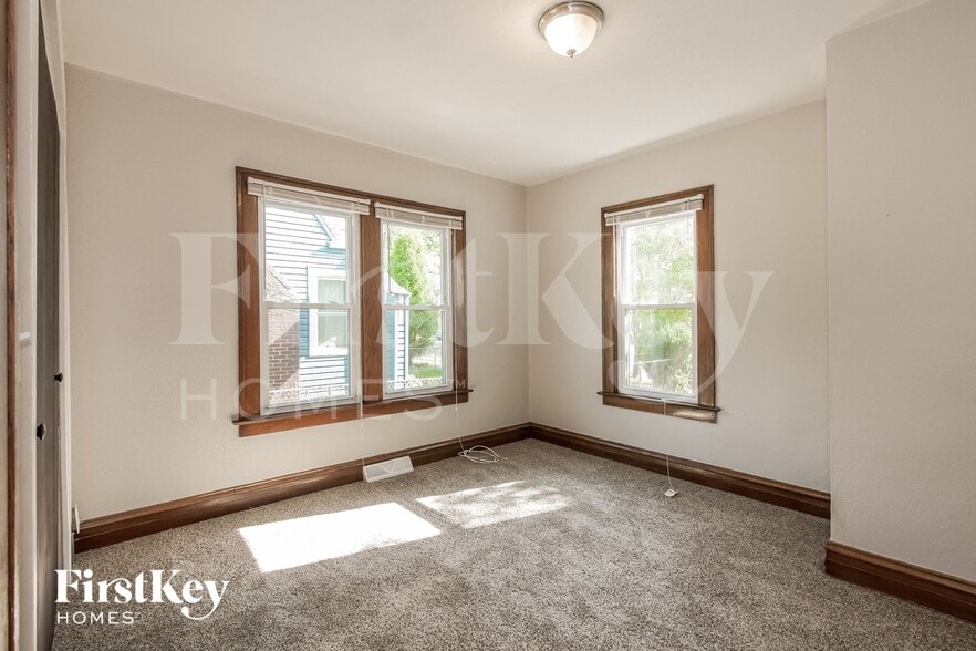 Building Photo - 216 S Elmwood Ave