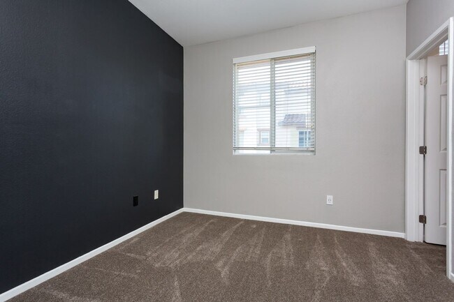 Building Photo - Beautiful Townhome in the heart of East Lake!