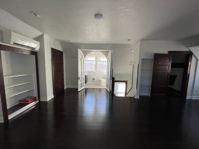 Building Photo - Two unit building with shared laundry and entryway