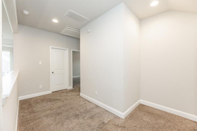 Building Photo - 207 Denfield Ct
