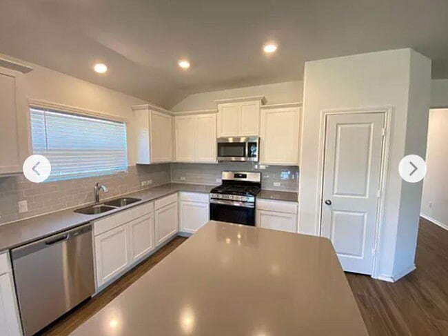 Building Photo - 212 Montego St