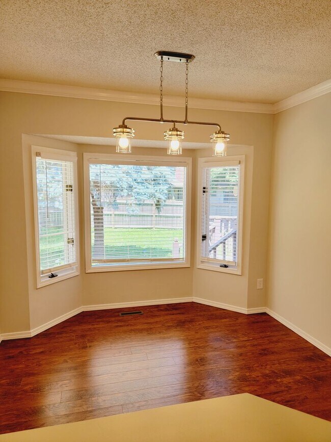 Building Photo - Primrose Market Place Area - Mission Hills Subdivision