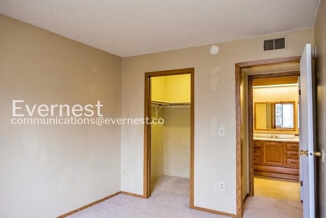 Building Photo - Affordable 2 Bedroom at Knollwood Condominiums Near Buckley!