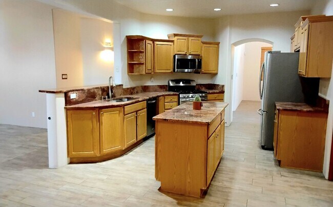 Building Photo - 4 bedroom 2.5 bath far NE Heights