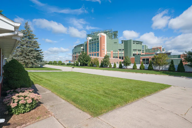 Building Photo - In the Pocket Packer House-Lambeau Lodging