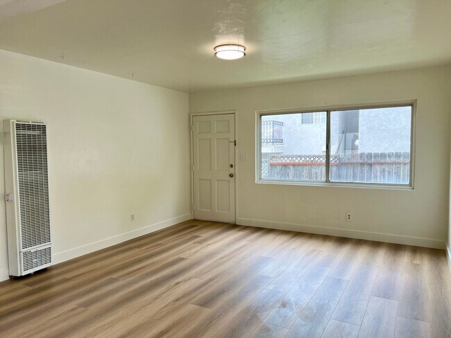 Building Photo - 2BD 1BA Apt Next to USD - Spacious Downstairs Unit, Pet Friendly, 1 Parking Space, No Carpet