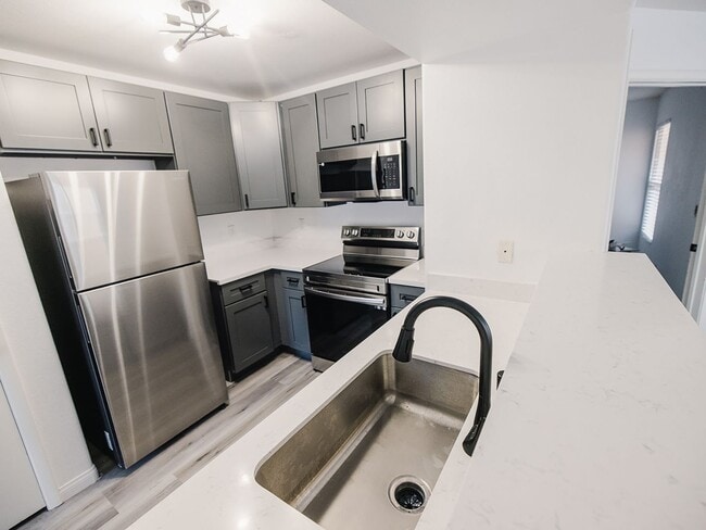 Building Photo - 2 Bedroom, 2 Full Bath Newly Renovated Con...