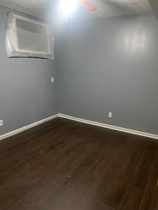 Building Photo - Oak Ridge 37830 - 2 bedroom, 1 bath apartment - Contact Lisa Vineyard and Shannon Russell (865) 2...