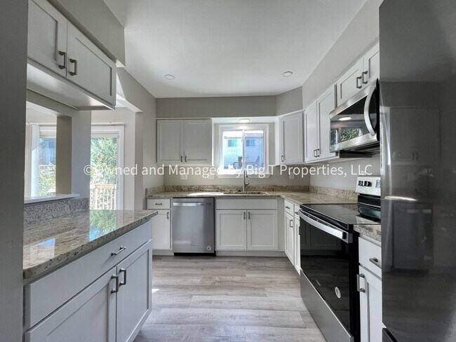 Building Photo - Fully Updated! 3 Bed Home Available to Rent