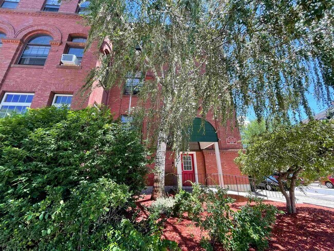 Building Photo - 521 Pine St