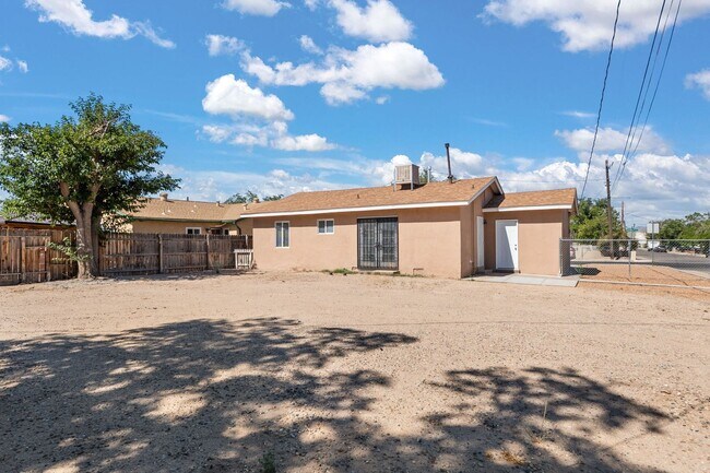Building Photo - Fully Furnished Home!