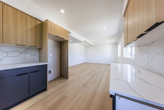 Building Photo - 2847 S Victoria Ave