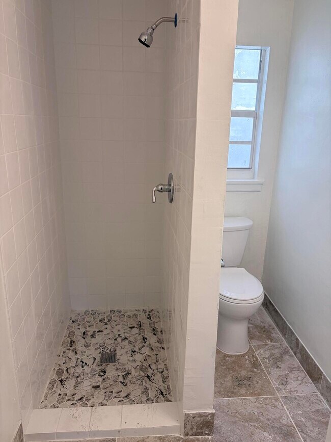 Building Photo - 213 SE 9th St