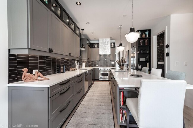 Building Photo - 2041 W Cuyler Ave