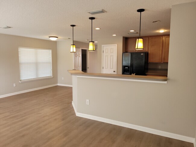 Building Photo - 301 Cherry Way