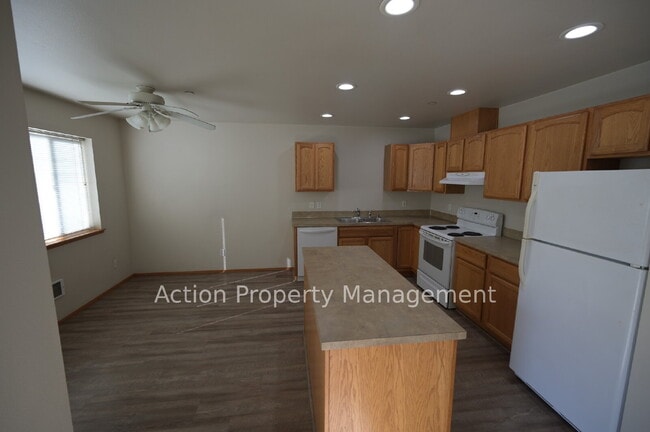 Building Photo - 2 bed 1 bath apartment in Port Angeles, close to Peninsula College and the Olympic National Par