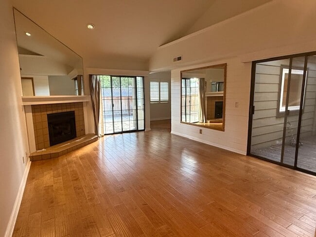 Building Photo - Beautiful Townhome in the Heart of Pleasanton