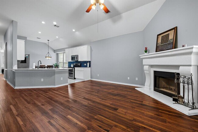 Building Photo - 123 Justin Leonard Dr